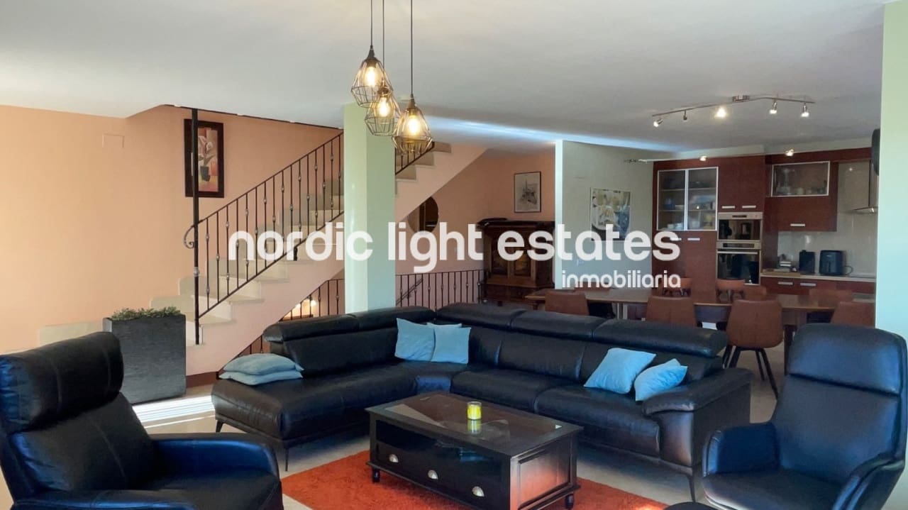 3 soveværelse Villa til salg i Torrox-Costa med swimmingpool garage - € 469.000 (Ref: 9793729)