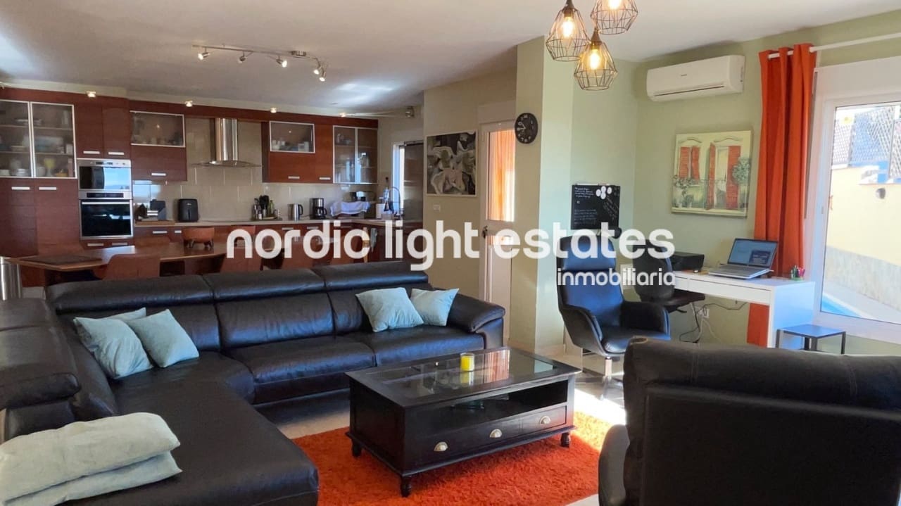 3 soveværelse Villa til salg i Torrox-Costa med swimmingpool garage - € 469.000 (Ref: 9793729)