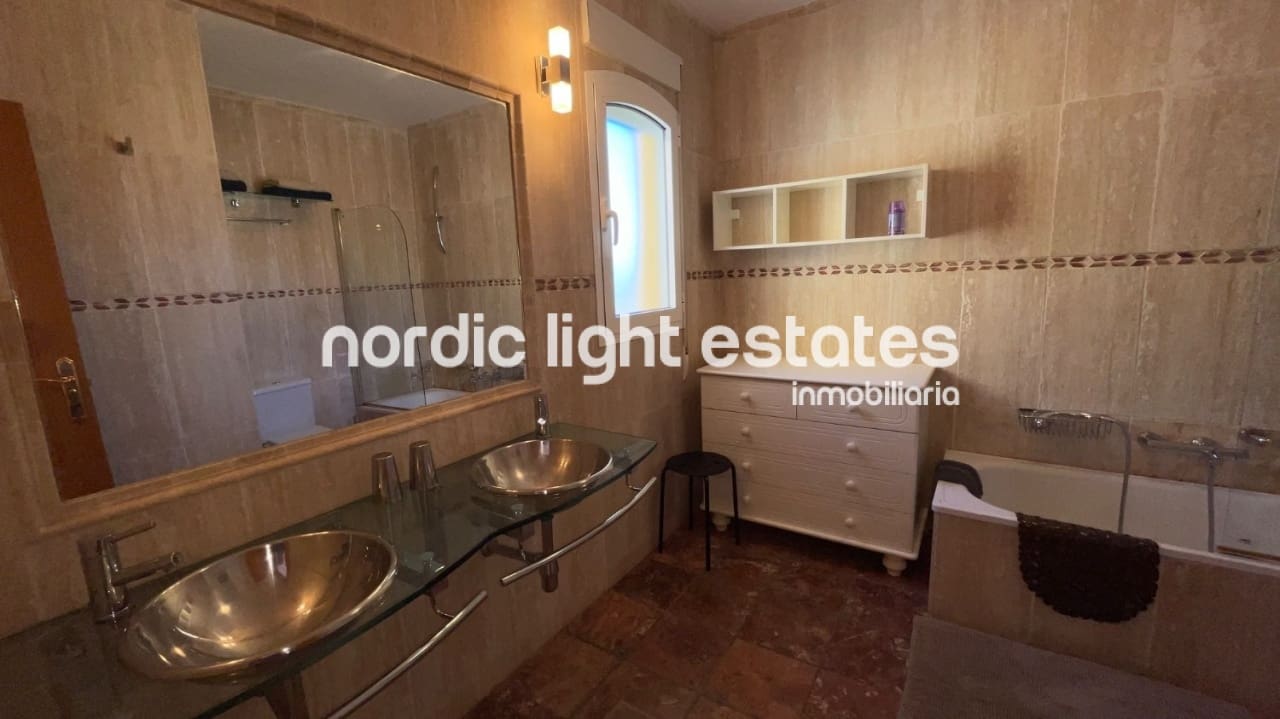 3 soveværelse Villa til salg i Torrox-Costa med swimmingpool garage - € 469.000 (Ref: 9793729)