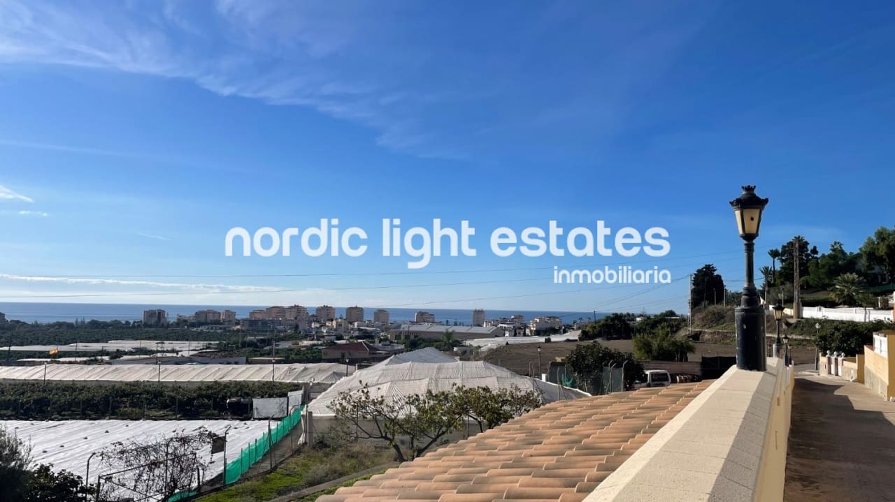 3 soveværelse Villa til salg i Torrox-Costa med swimmingpool garage - € 469.000 (Ref: 9793729)