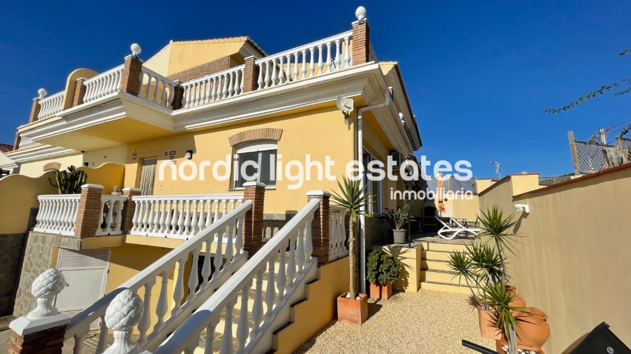 3 soveværelse Villa til salg i Torrox-Costa med swimmingpool garage - € 469.000 (Ref: 9793729)