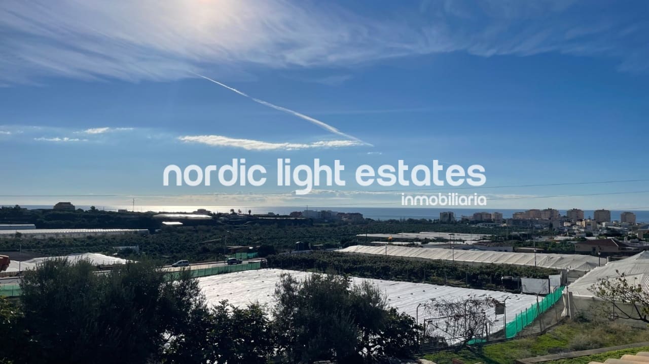 3 soveværelse Villa til salg i Torrox-Costa med swimmingpool garage - € 469.000 (Ref: 9793729)