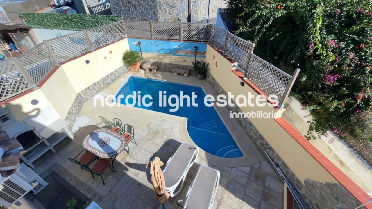 3 soveværelse Villa til salg i Torrox-Costa med swimmingpool garage - € 469.000 (Ref: 9793729)