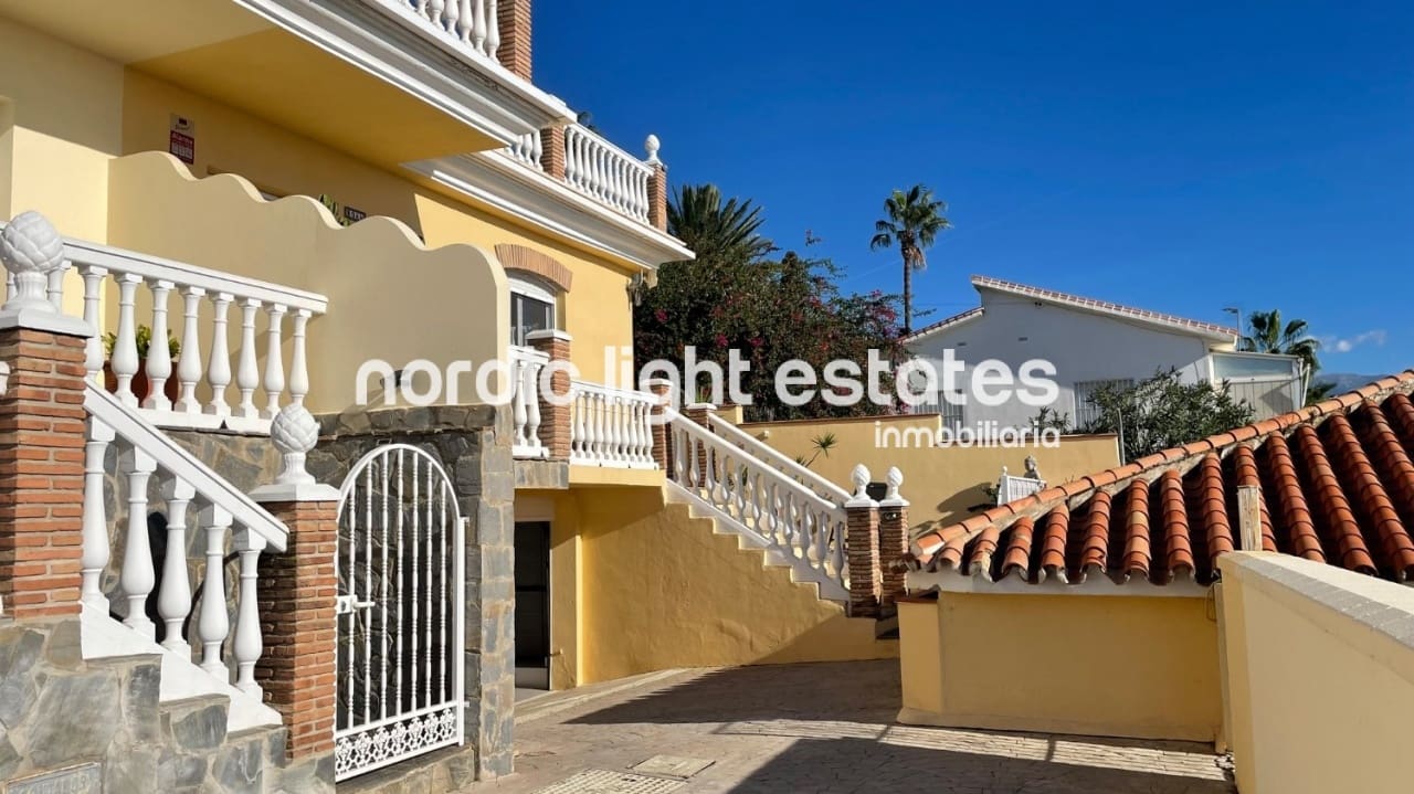 3 soveværelse Villa til salg i Torrox-Costa med swimmingpool garage - € 469.000 (Ref: 9793729)