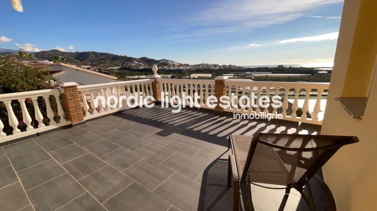 3 soveværelse Villa til salg i Torrox-Costa med swimmingpool garage - € 469.000 (Ref: 9793729)