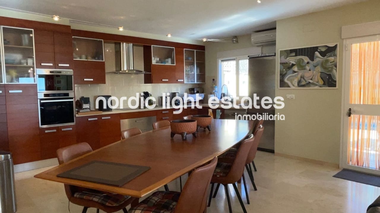 3 soveværelse Villa til salg i Torrox-Costa med swimmingpool garage - € 469.000 (Ref: 9793729)