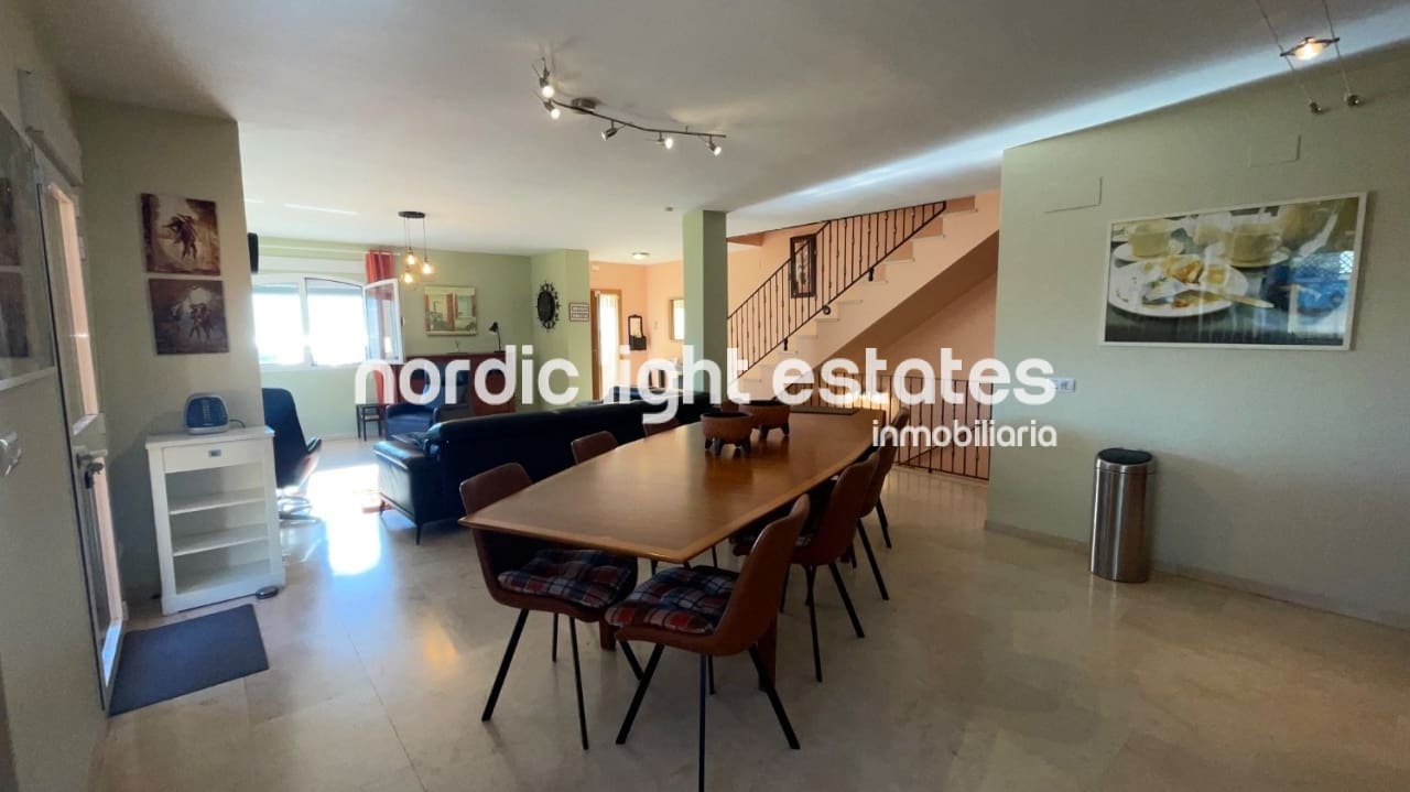 3 soveværelse Villa til salg i Torrox-Costa med swimmingpool garage - € 469.000 (Ref: 9793729)