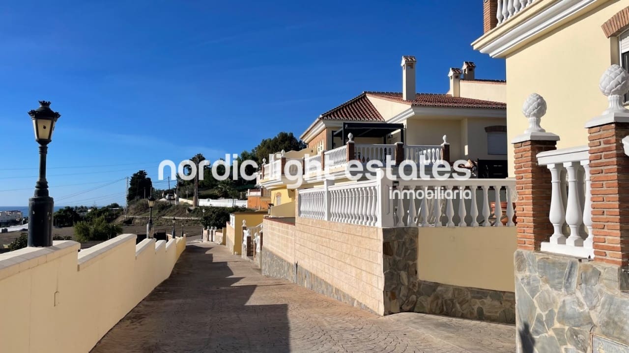 3 soveværelse Villa til salg i Torrox-Costa med swimmingpool garage - € 469.000 (Ref: 9793729)
