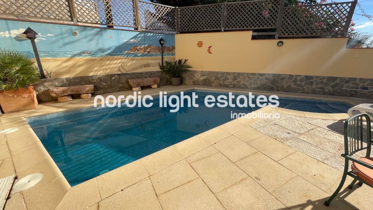3 soveværelse Villa til salg i Torrox-Costa med swimmingpool garage - € 469.000 (Ref: 9793729)