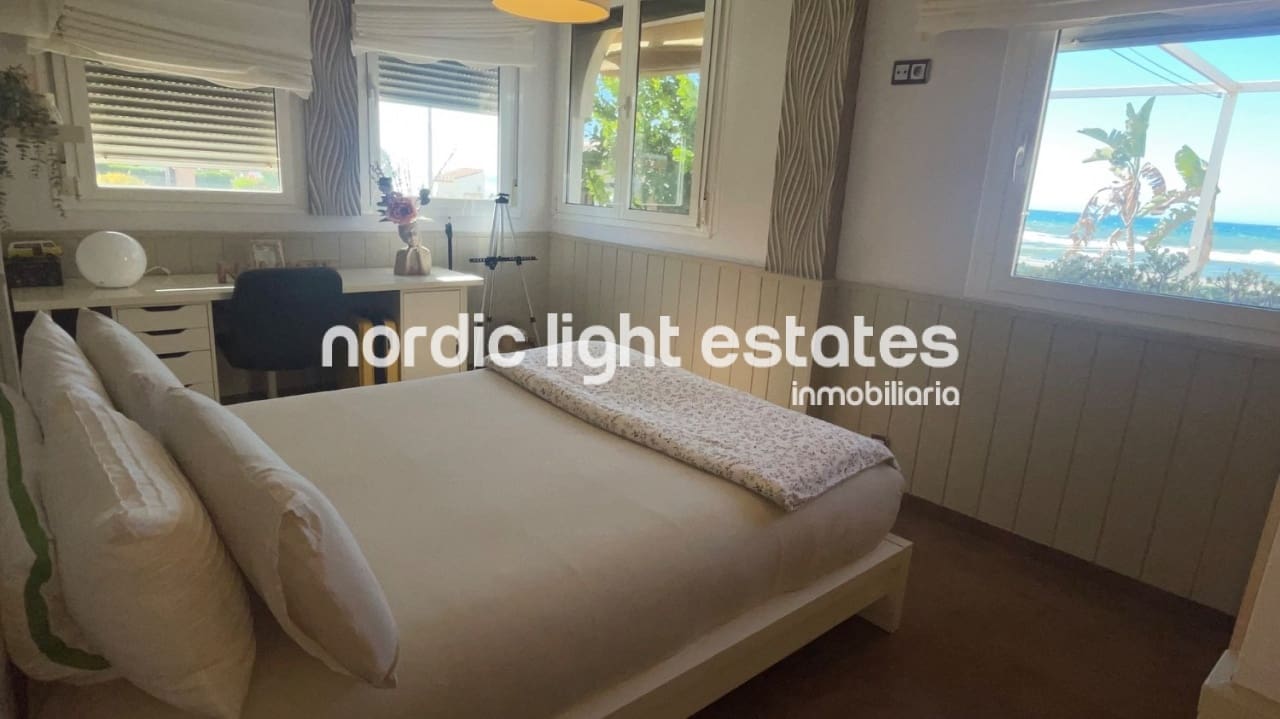 3 bedroom Flat for sale in Torrox-Costa with pool - € 850,000 (Ref: 9802535)