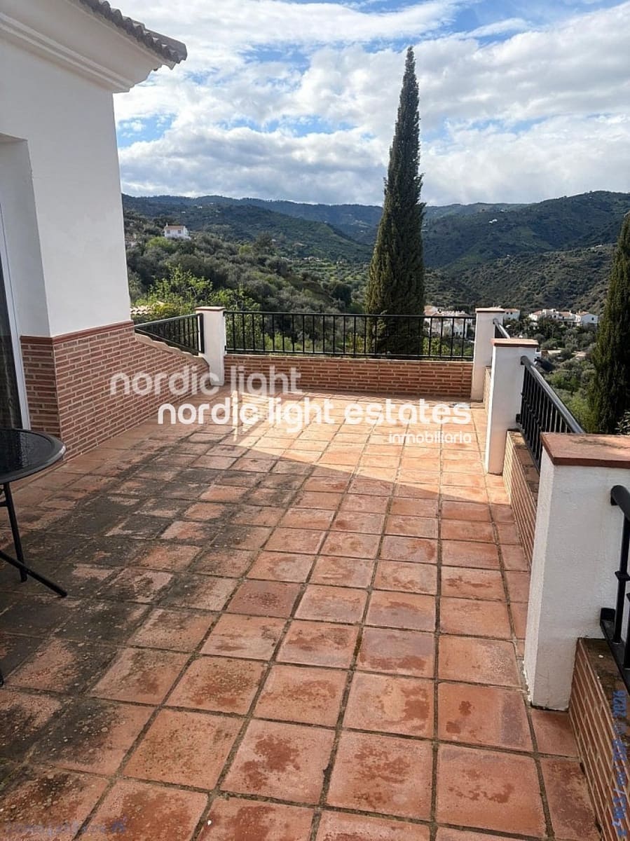 3 bedroom Finca/Country House for sale in Comares with pool garage - € 350,000 (Ref: 9802730)