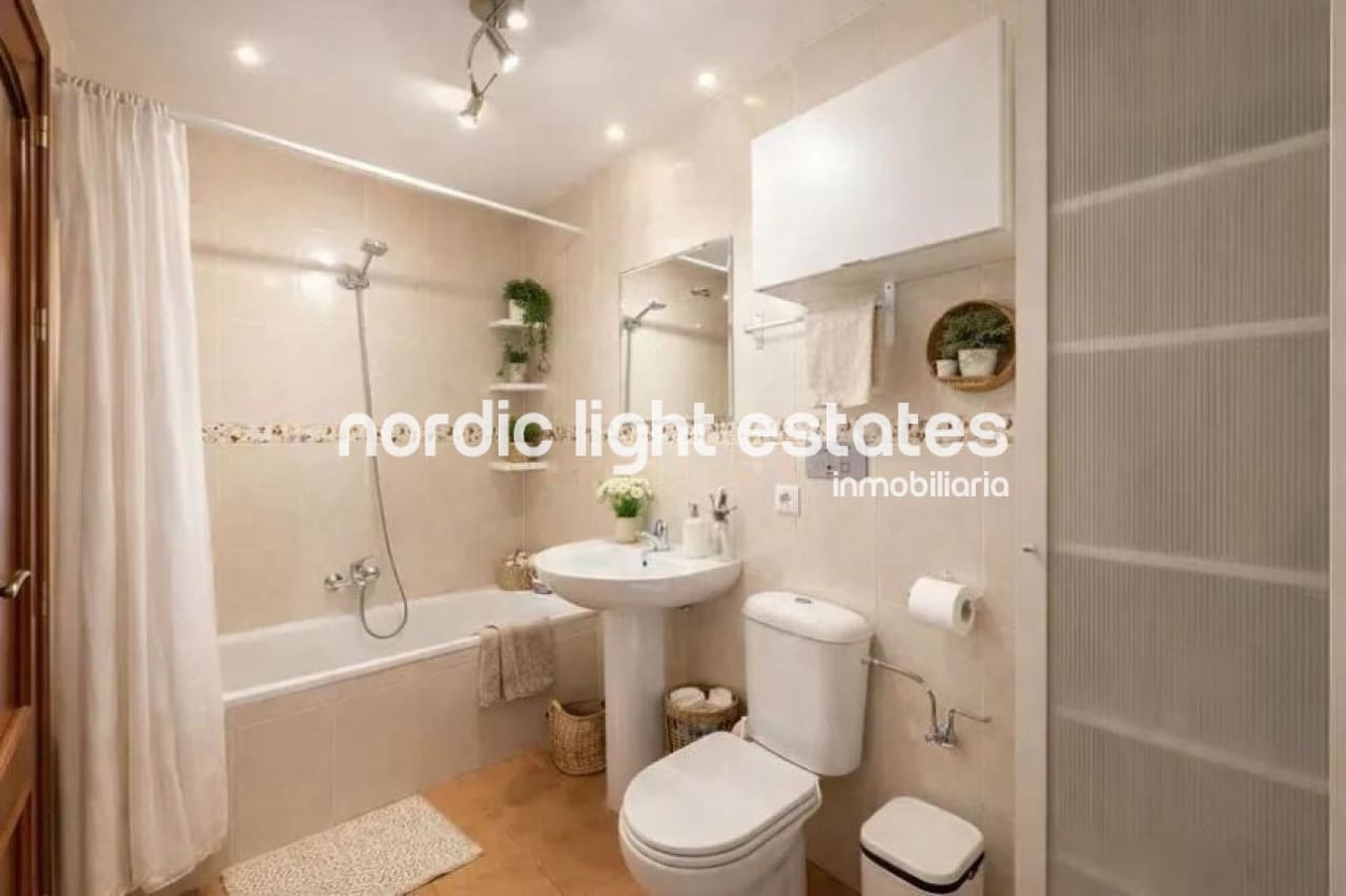 1 quarto Apartamento para venda em Torrox-Costa com piscina garagem - 220 000 € (Ref: 9844318)