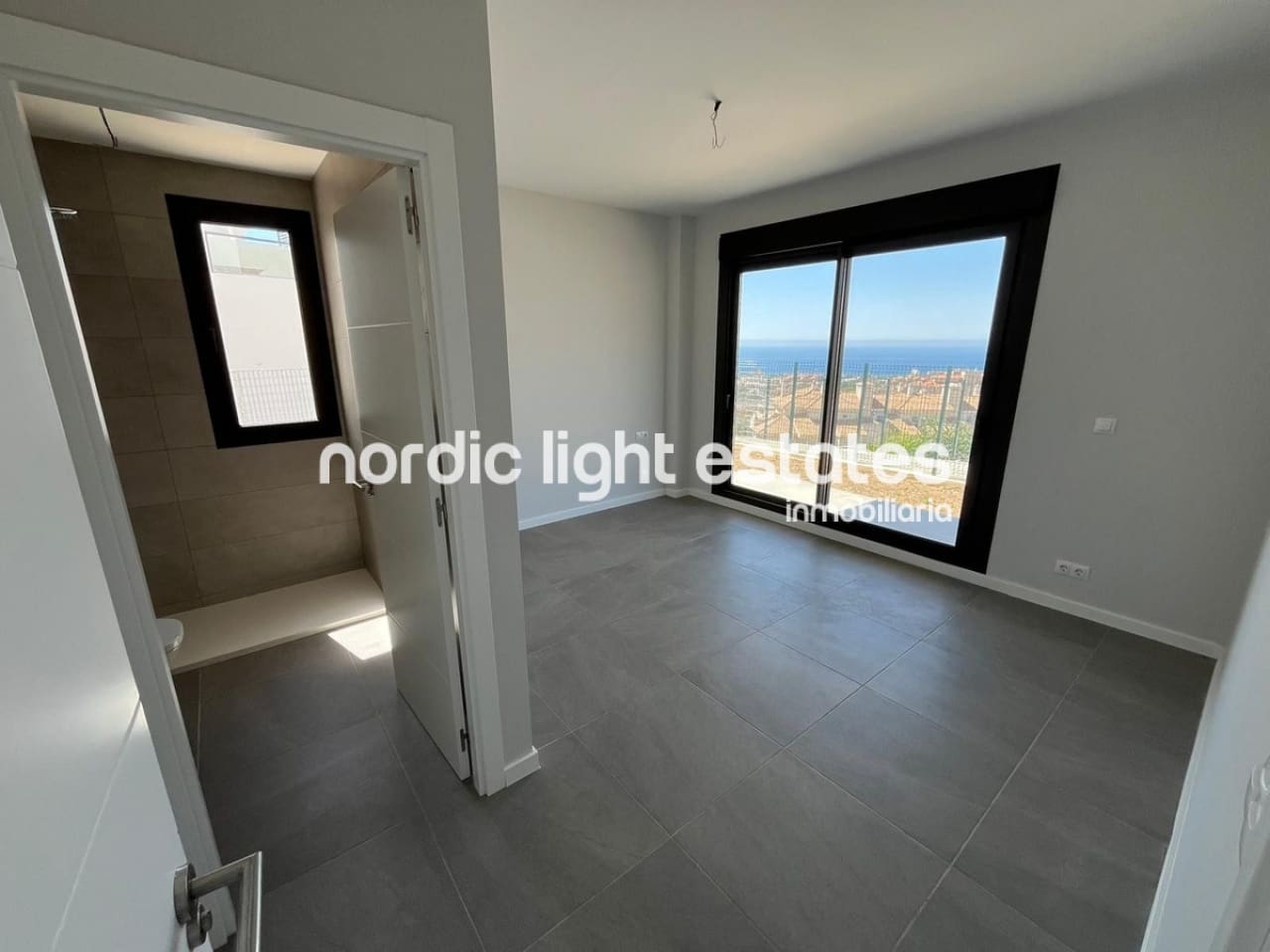 3 sypialnia Dom blizniak na sprzedaż w Miasto Malaga z basenem garażem - 699 000 € (Ref: 9850429)