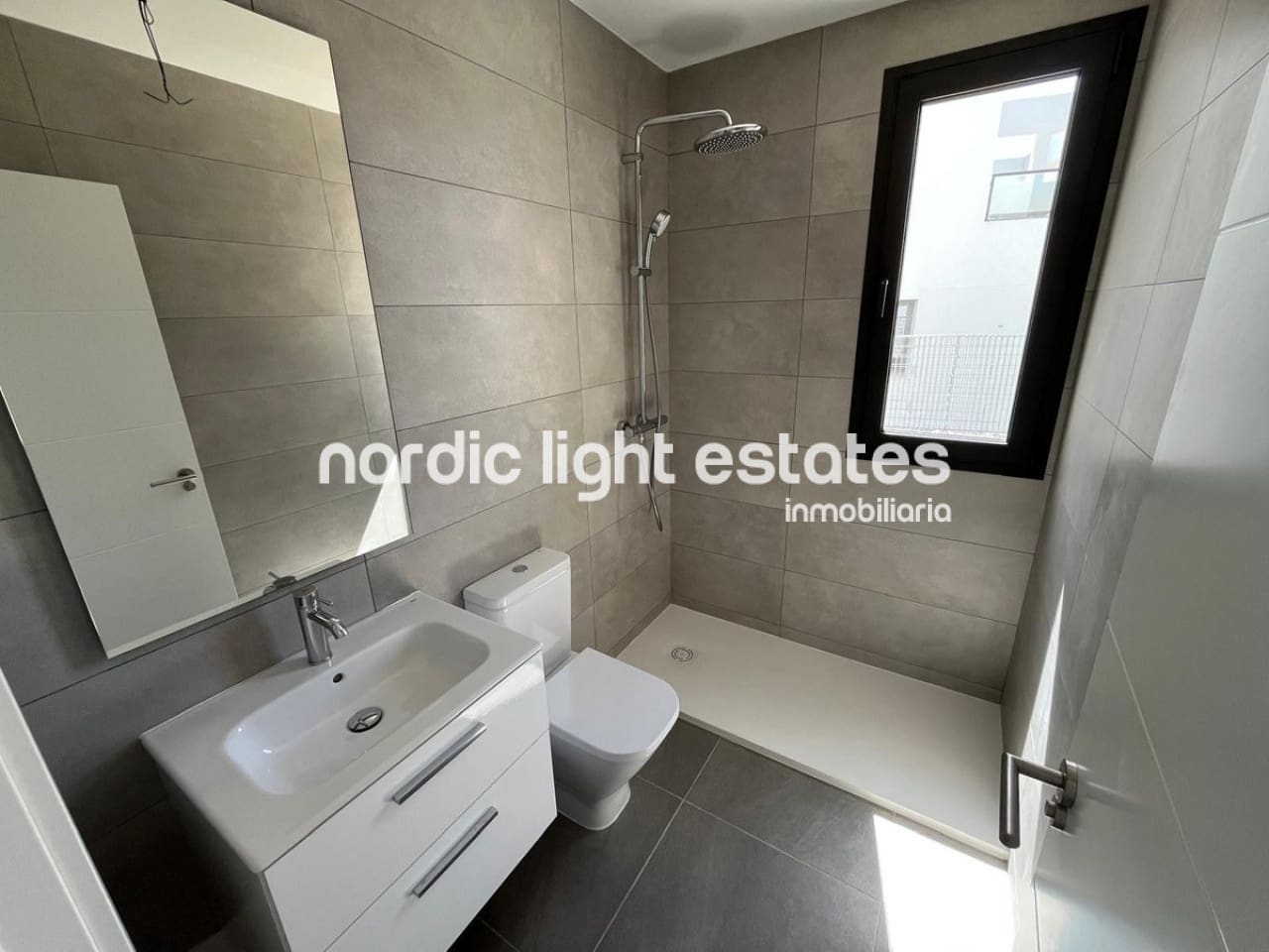 3 sypialnia Dom blizniak na sprzedaż w Miasto Malaga z basenem garażem - 699 000 € (Ref: 9850429)