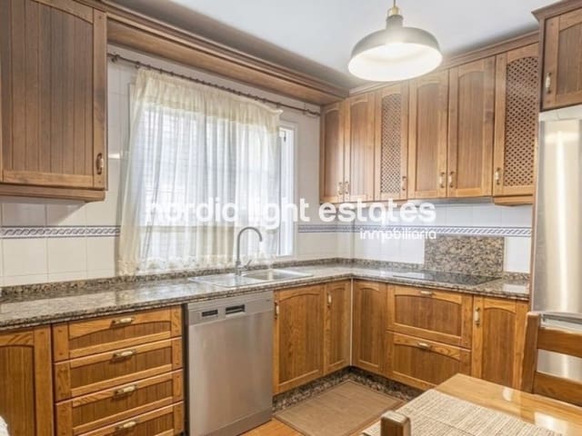 3 sypialnia Dom blizniak na sprzedaż w Carlos Haya, Miasto Málaga z garażem - 750 000 € (Ref: 9874312)