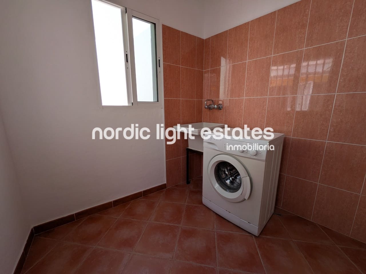 2 soveværelse Lejlighed til leje i Nerja - € 1.200 (Ref: 9877012)