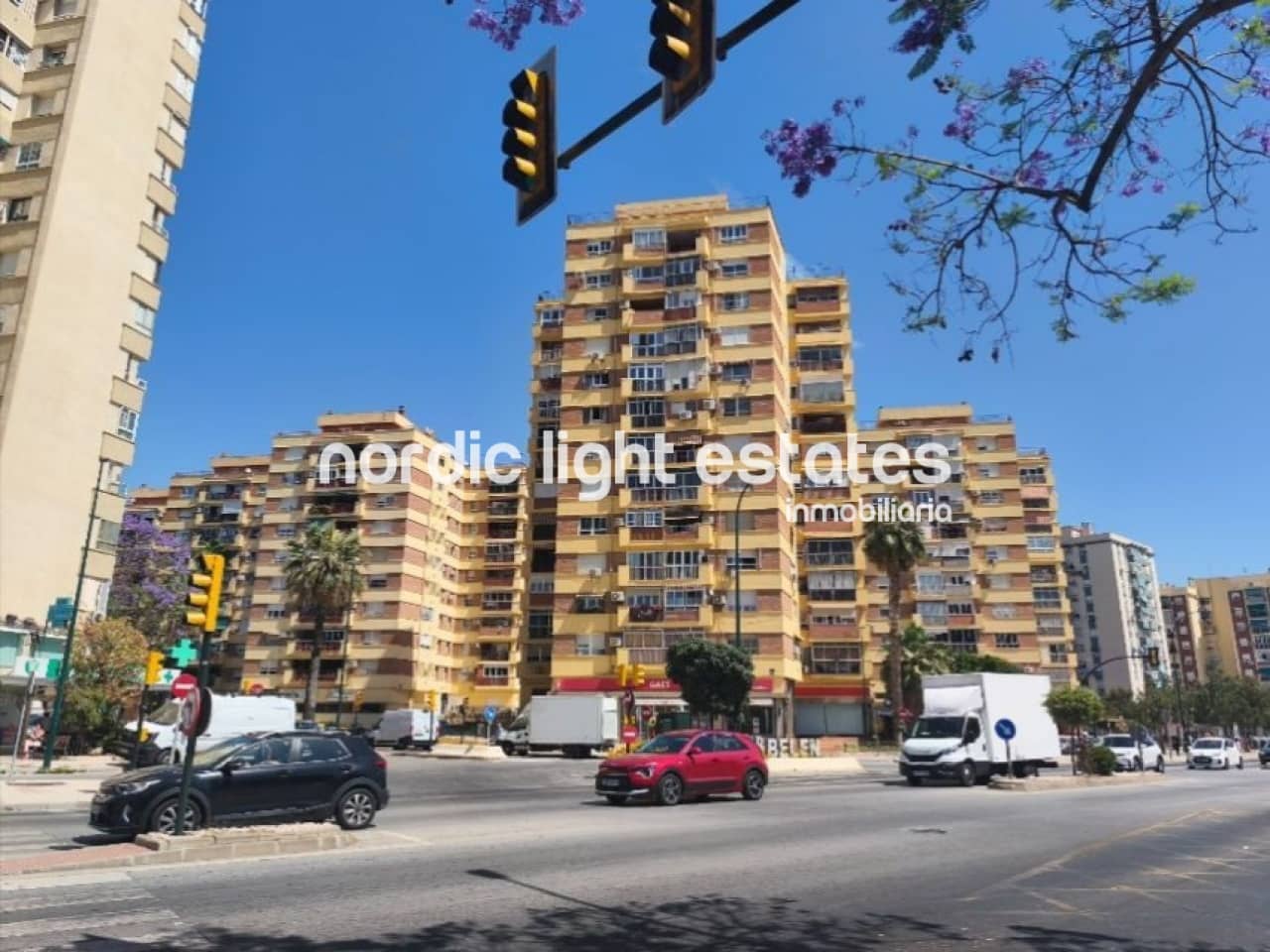 3 bedroom Flat for sale in Malaga city - € 300,000 (Ref: 9895219)