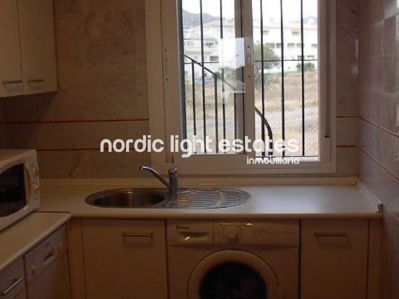 2 sypialnia Dom blizniak na sprzedaż w Torrox-Costa z basenem garażem - 295 000 € (Ref: 9897135)