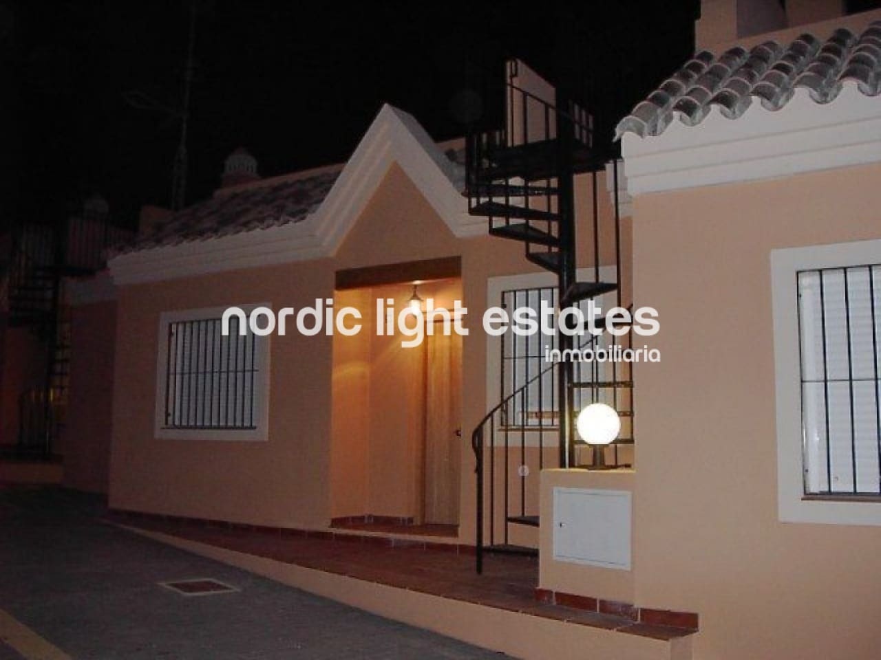 2 sypialnia Dom blizniak na sprzedaż w Torrox-Costa z basenem garażem - 295 000 € (Ref: 9897135)