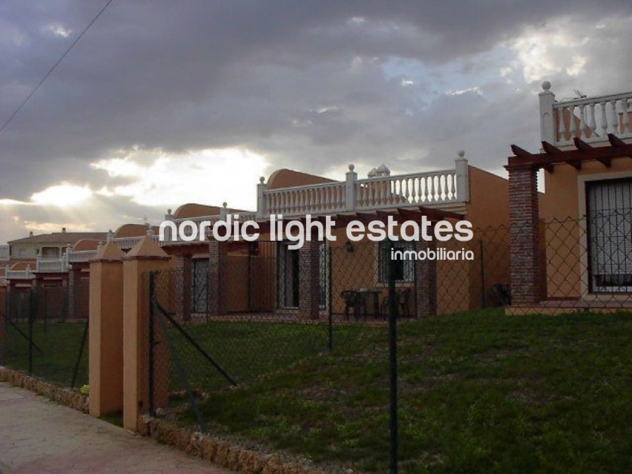 2 sypialnia Dom blizniak na sprzedaż w Torrox-Costa z basenem garażem - 295 000 € (Ref: 9897135)