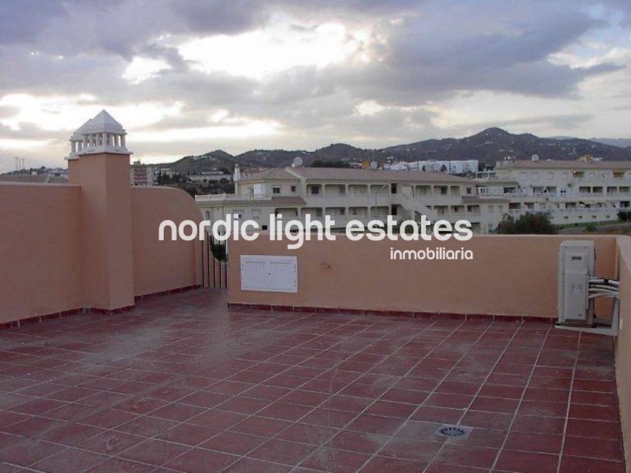 2 sypialnia Dom blizniak na sprzedaż w Torrox-Costa z basenem garażem - 295 000 € (Ref: 9897135)