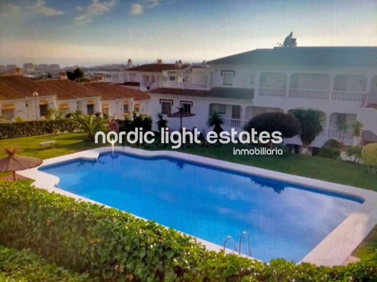 2 sypialnia Dom blizniak na sprzedaż w Torrox-Costa z basenem garażem - 295 000 € (Ref: 9897135)