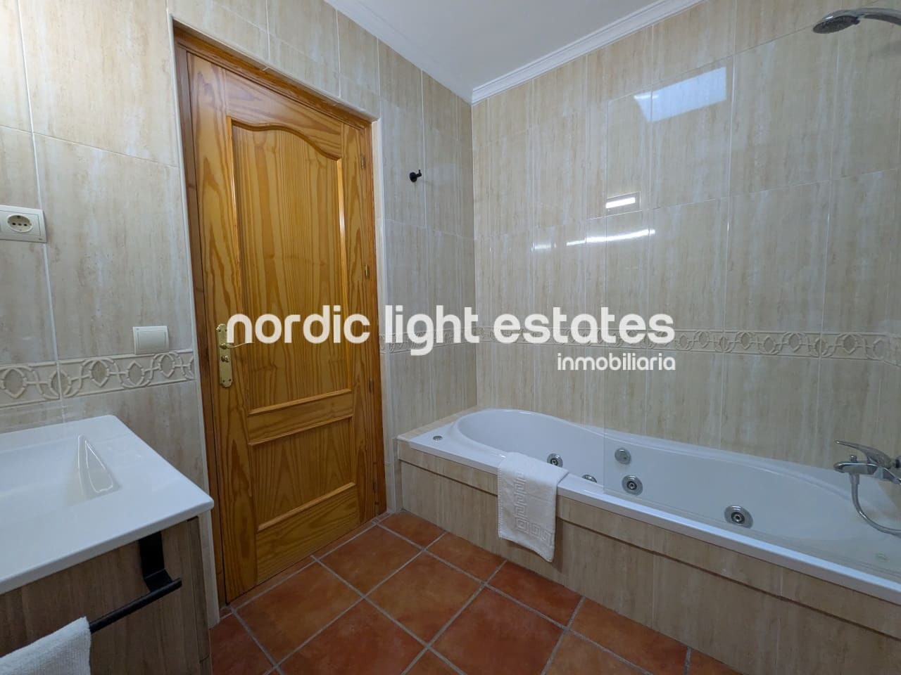 4 Zimmer Doppelhaus zu vermieten in Frigiliana - 1.400 € (Ref: 9909091)