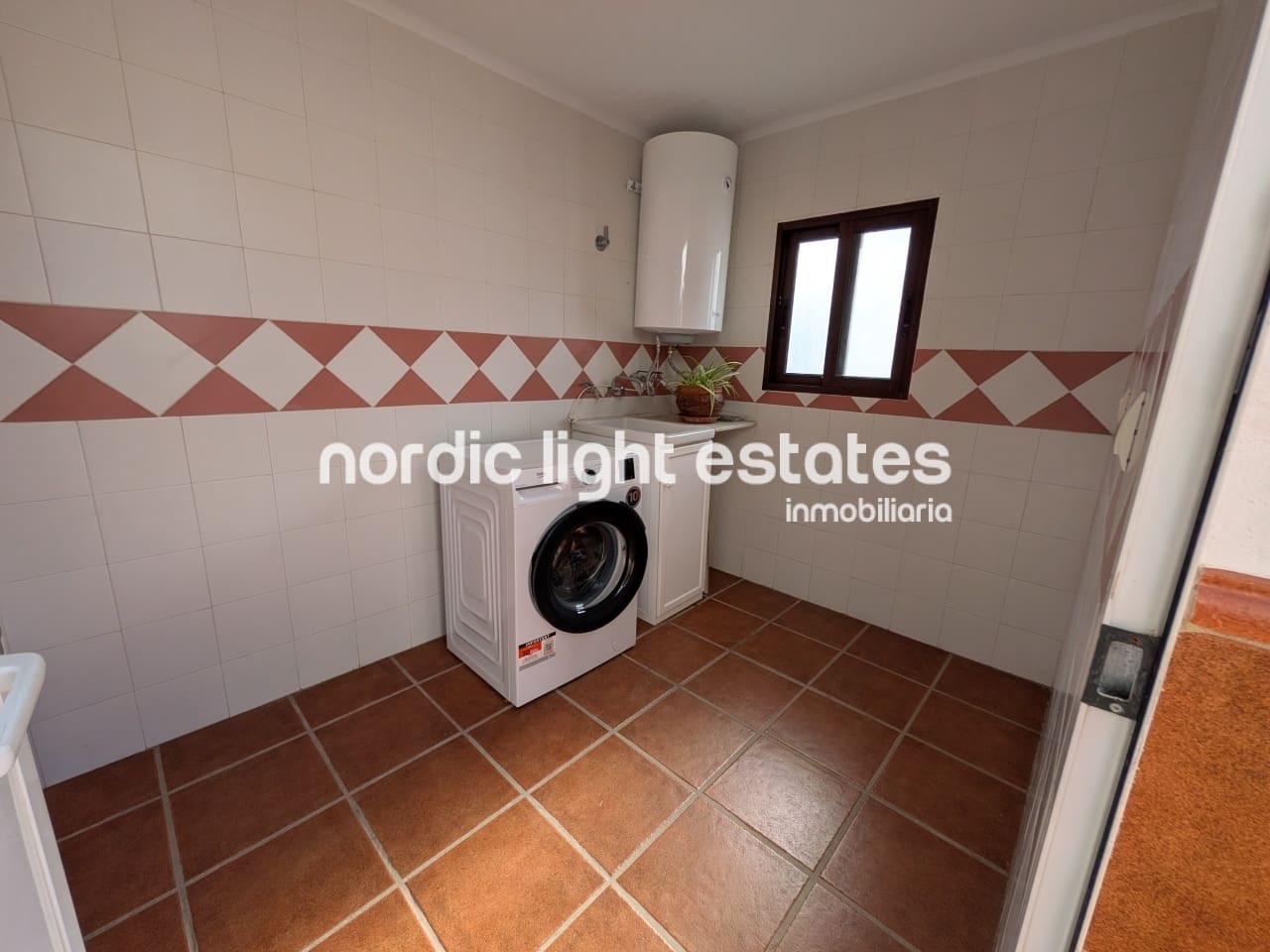 4 Zimmer Doppelhaus zu vermieten in Frigiliana - 1.400 € (Ref: 9909091)
