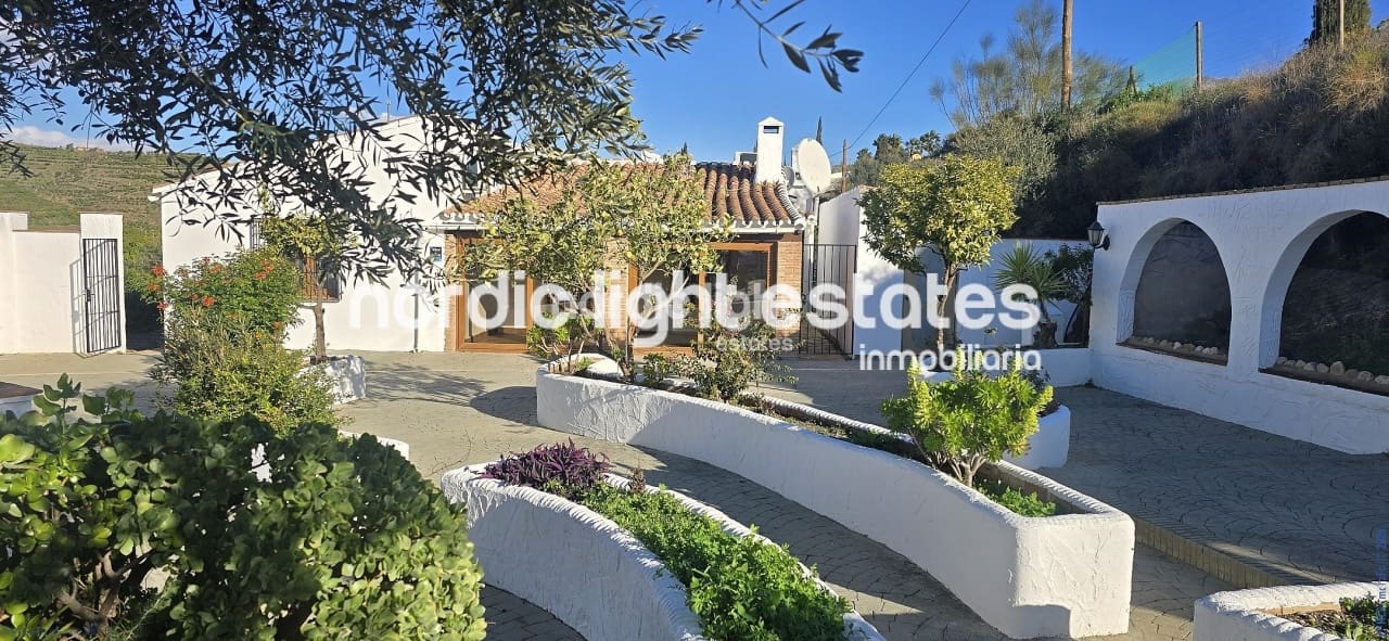 3 chambre Finca/Maison de Campagne à vendre à Velez-Malaga avec piscine garage - 475 000 € (Ref: 9925022)