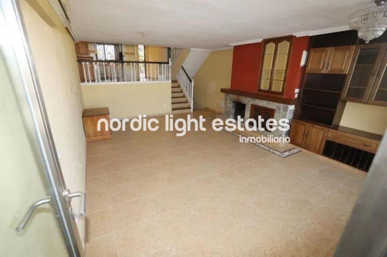 3 soveværelse Semi-Rækkehus til salg i La Cala del Moral med swimmingpool - € 690.000 (Ref: 9948613)