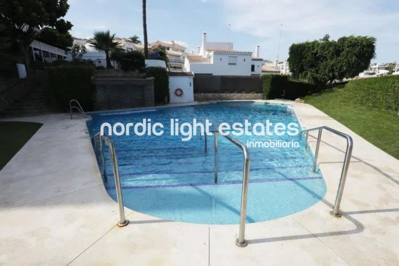 3 soveværelse Semi-Rækkehus til salg i La Cala del Moral med swimmingpool - € 690.000 (Ref: 9948613)