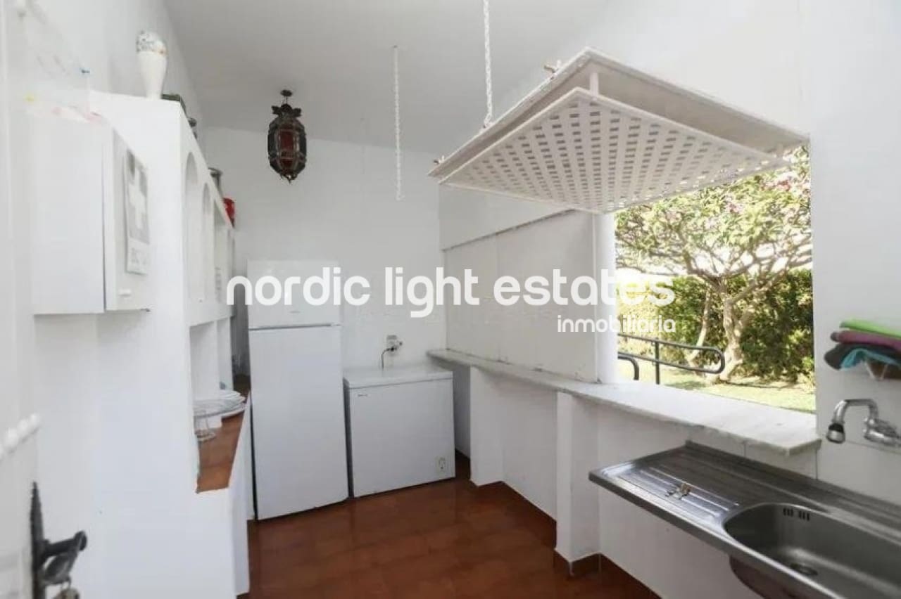 3 soveværelse Semi-Rækkehus til salg i La Cala del Moral med swimmingpool - € 690.000 (Ref: 9948613)