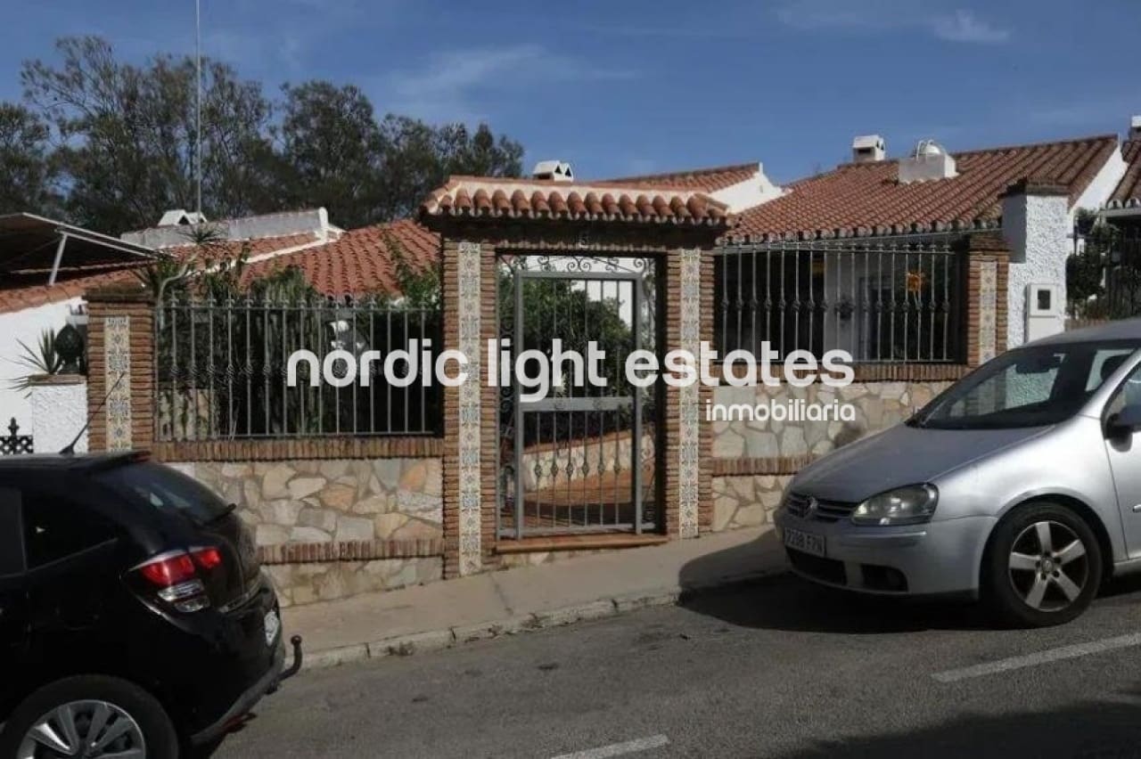 3 soveværelse Semi-Rækkehus til salg i La Cala del Moral med swimmingpool - € 690.000 (Ref: 9948613)