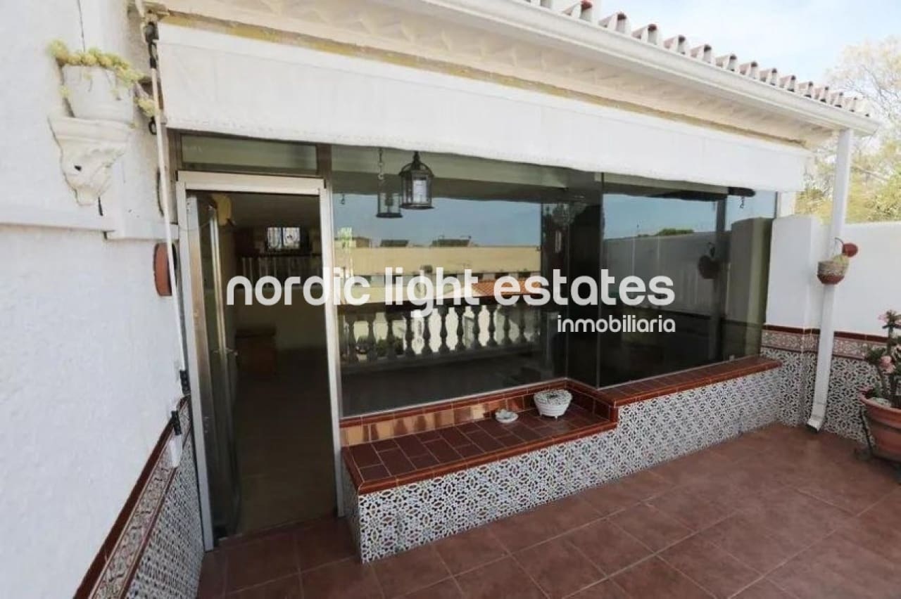 3 soveværelse Semi-Rækkehus til salg i La Cala del Moral med swimmingpool - € 690.000 (Ref: 9948613)
