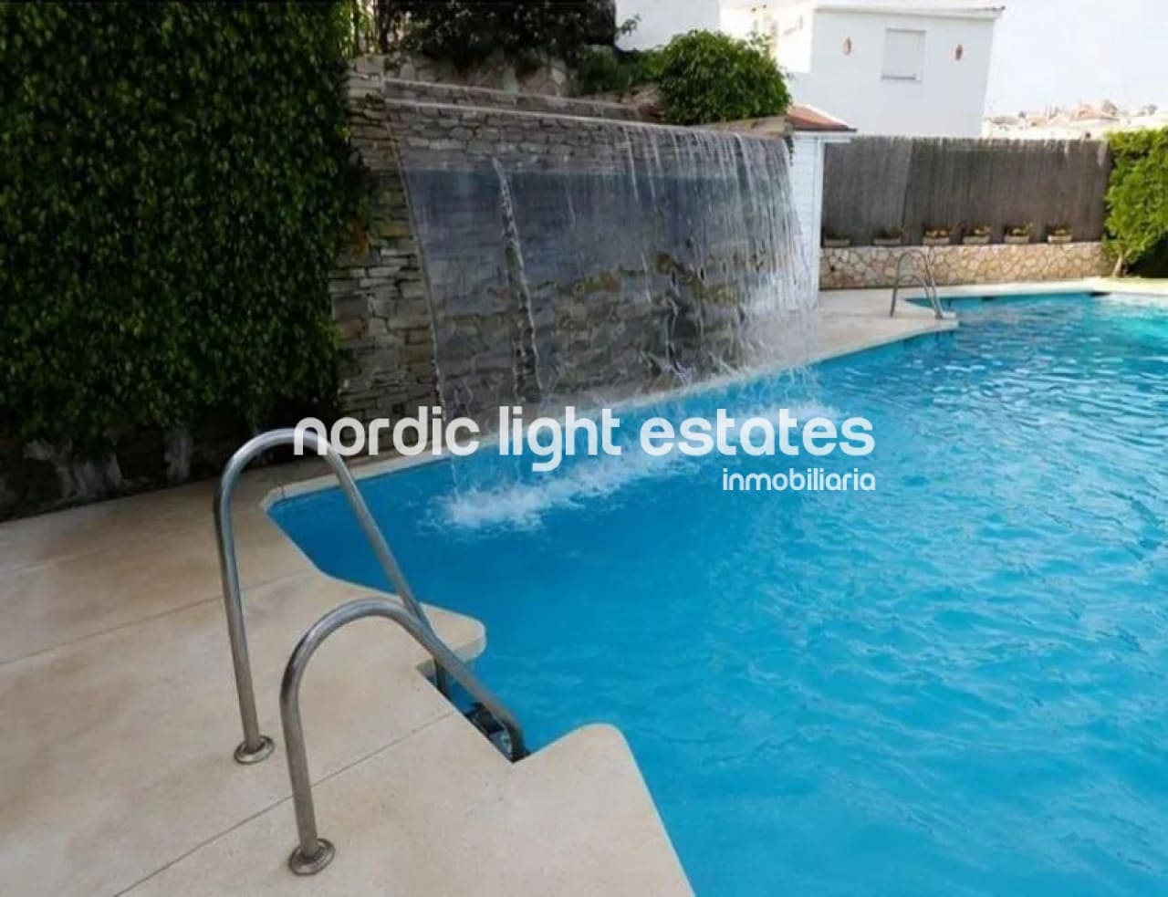 3 soveværelse Semi-Rækkehus til salg i La Cala del Moral med swimmingpool - € 690.000 (Ref: 9948613)
