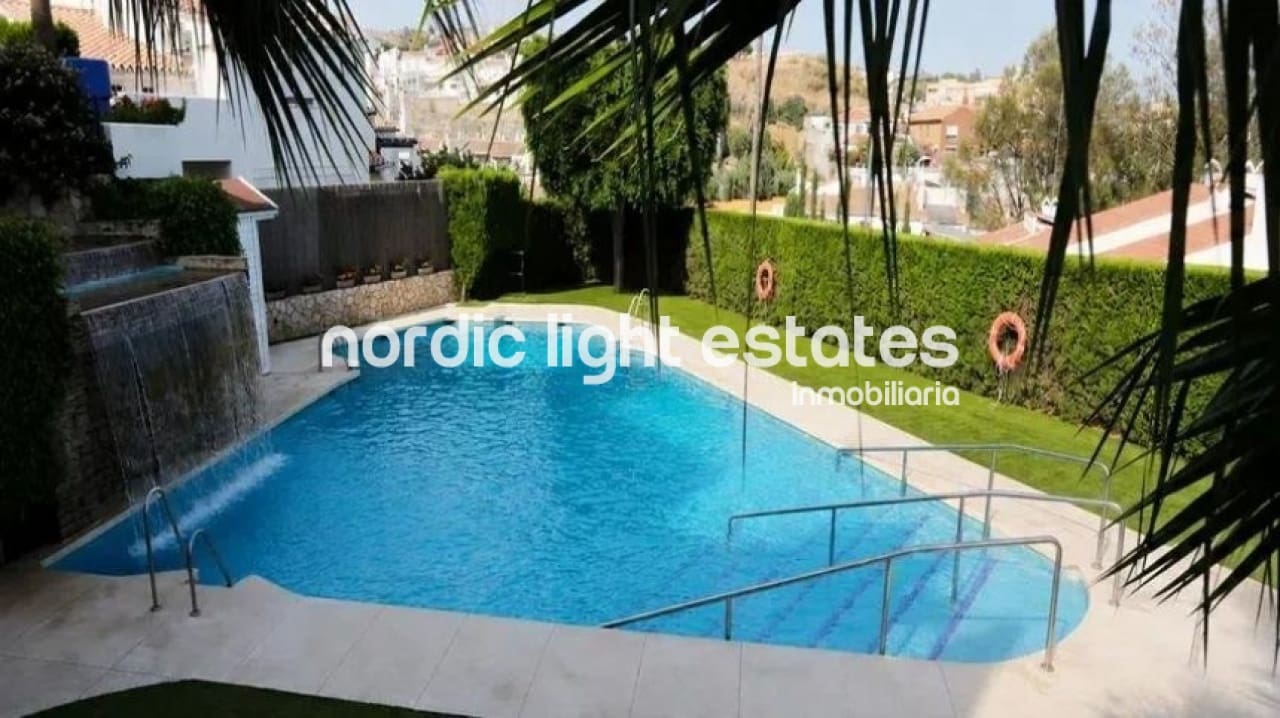 3 soveværelse Semi-Rækkehus til salg i La Cala del Moral med swimmingpool - € 690.000 (Ref: 9948613)