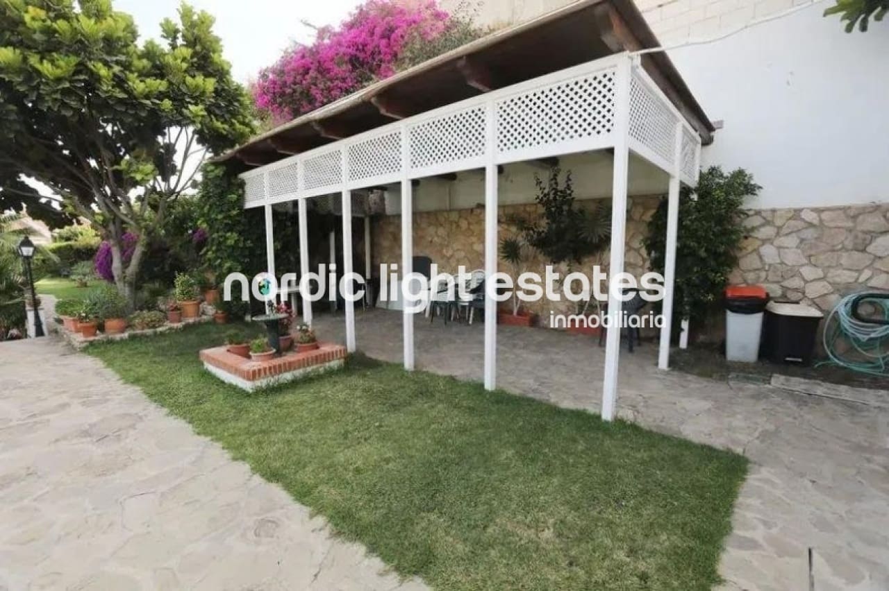 3 soveværelse Semi-Rækkehus til salg i La Cala del Moral med swimmingpool - € 690.000 (Ref: 9948613)