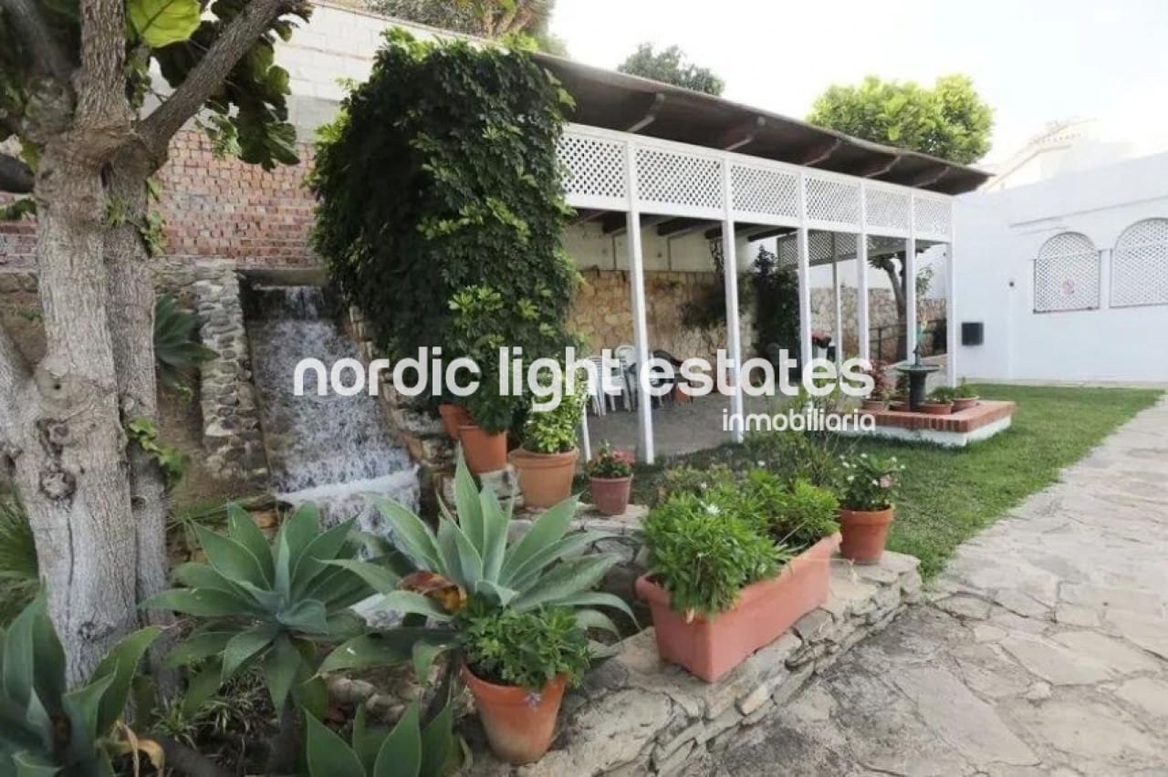 3 soveværelse Semi-Rækkehus til salg i La Cala del Moral med swimmingpool - € 690.000 (Ref: 9948613)