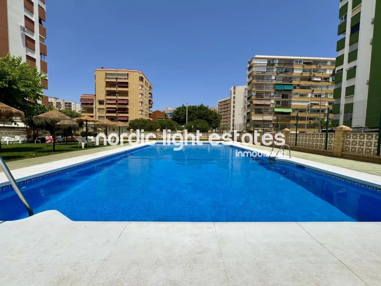 2 soveværelse Lejlighed til salg i Torre del Mar med swimmingpool - € 269.000 (Ref: 9948791)