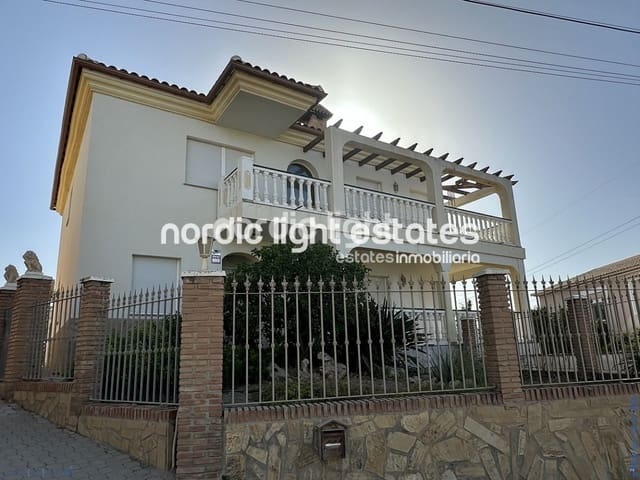 Chalet de 4 habitaciones en Algarrobo Costa, Algarrobo en venta con piscina garaje - 585.000 € (Ref: 9989396)