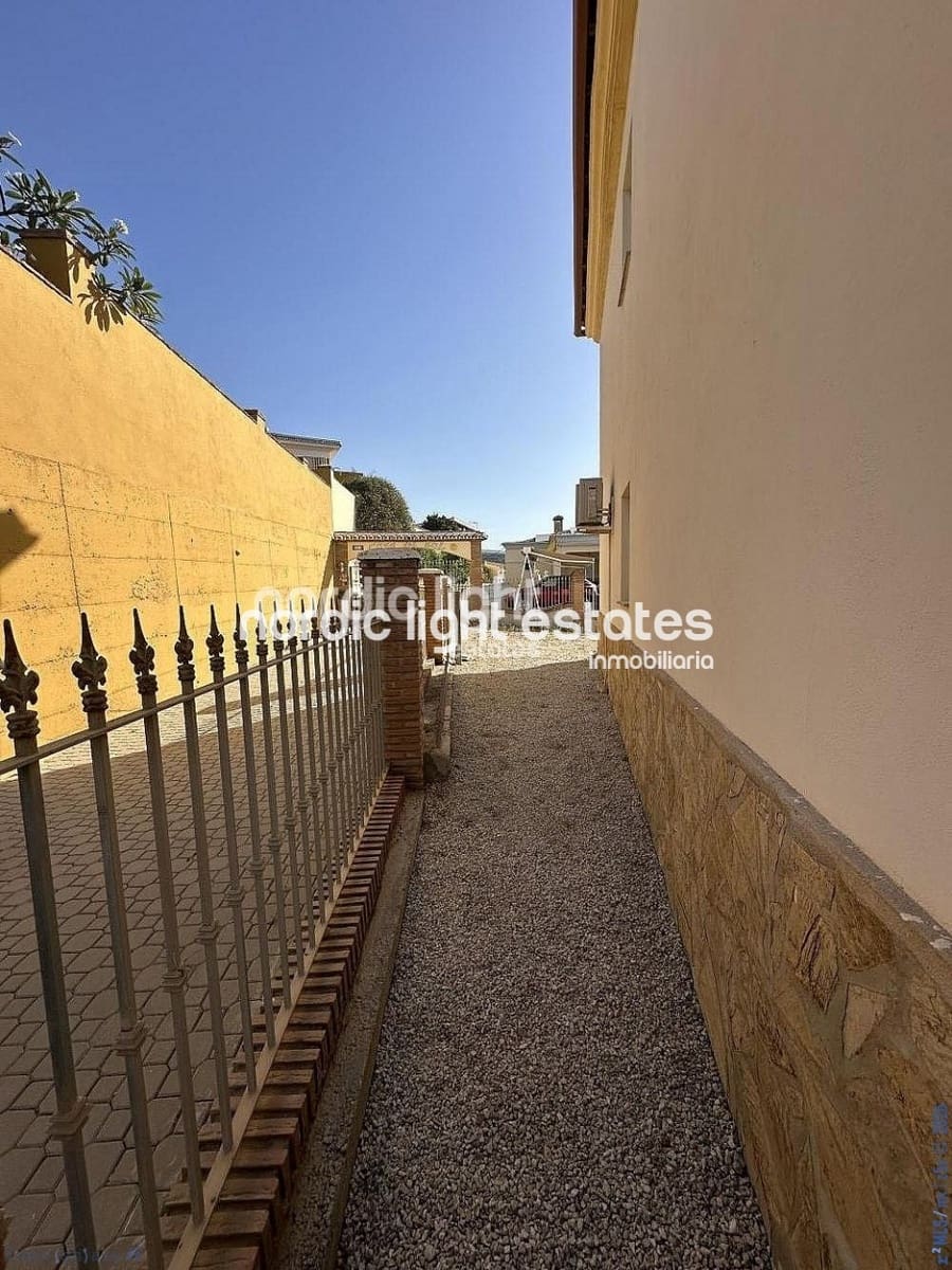 Chalet de 4 habitaciones en Algarrobo Costa en venta con piscina garaje - 585.000 € (Ref: 9989396)