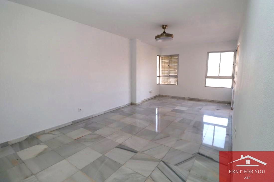 4 bedroom Flat for rent in Coin with garage - € 950 (Ref: 10045777)