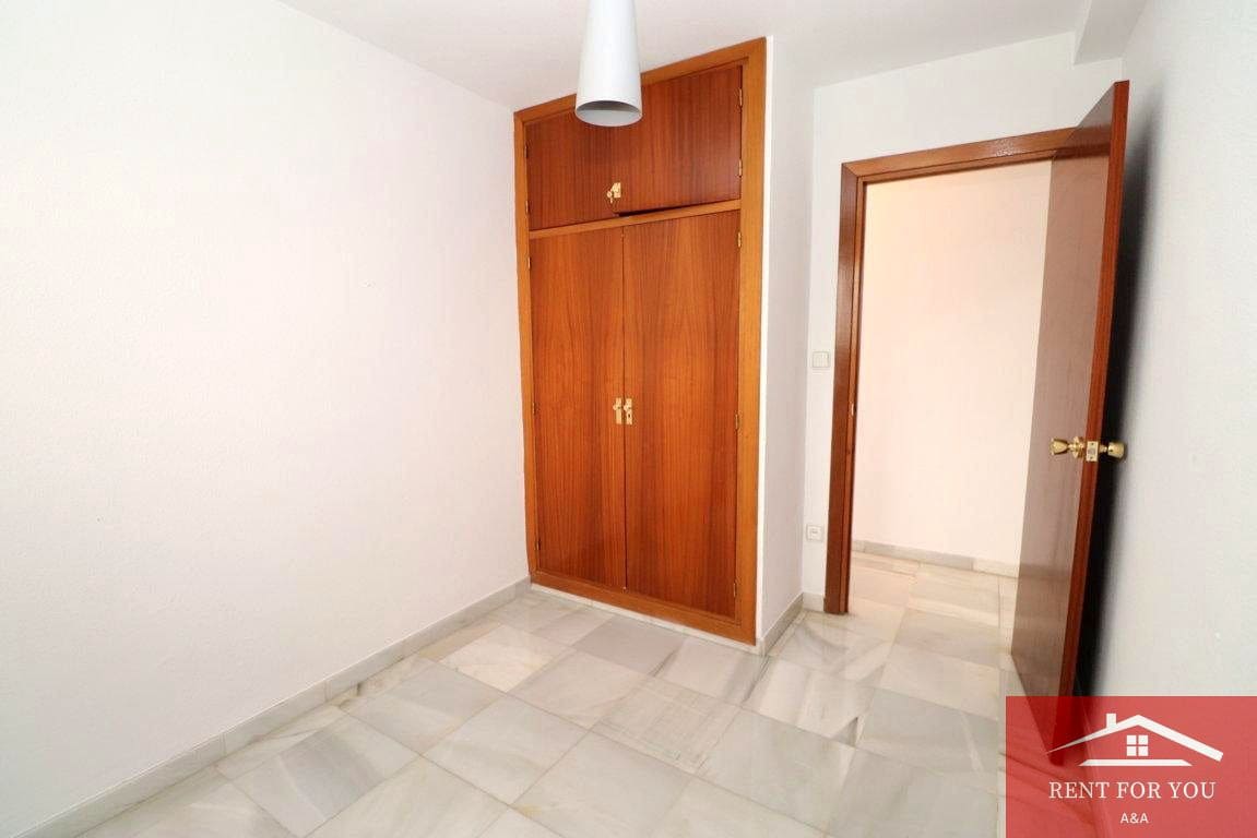 4 bedroom Flat for rent in Coin with garage - € 950 (Ref: 10045777)