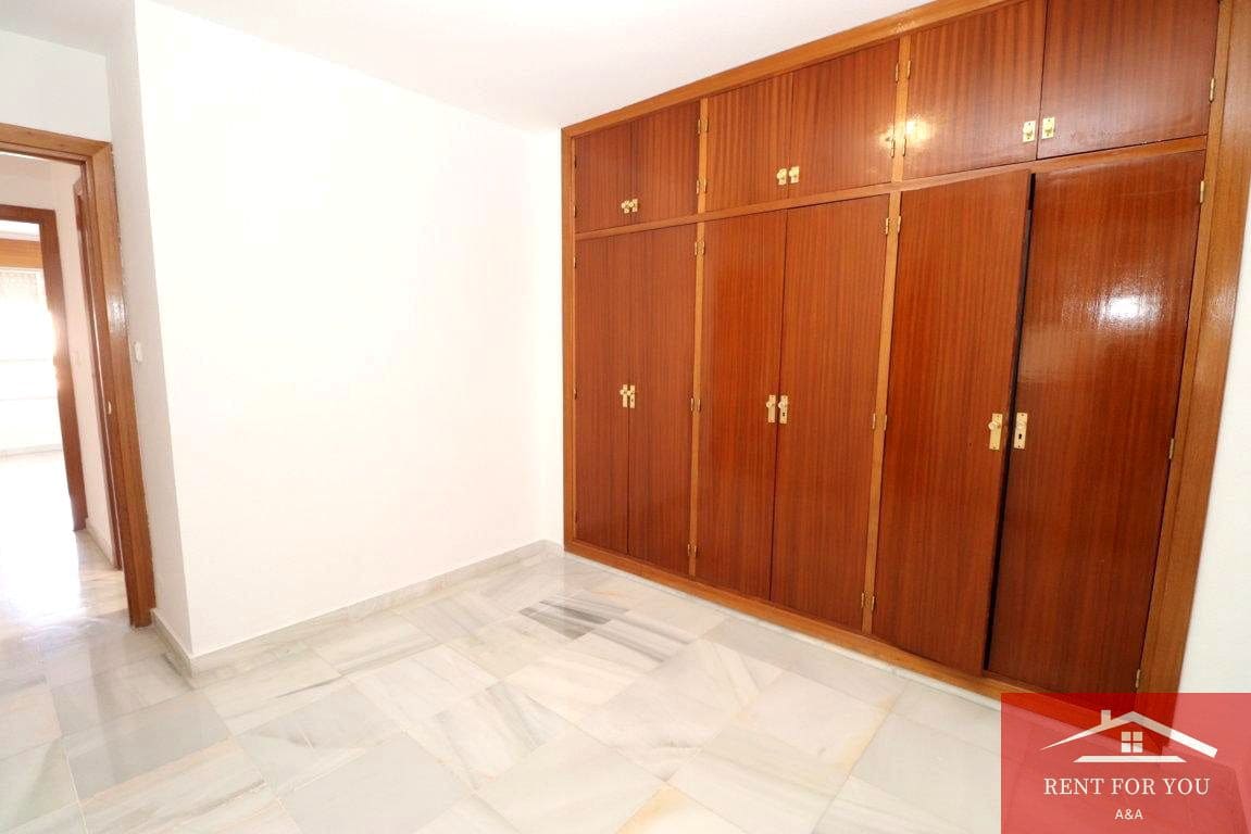 4 bedroom Flat for rent in Coin with garage - € 950 (Ref: 10045777)