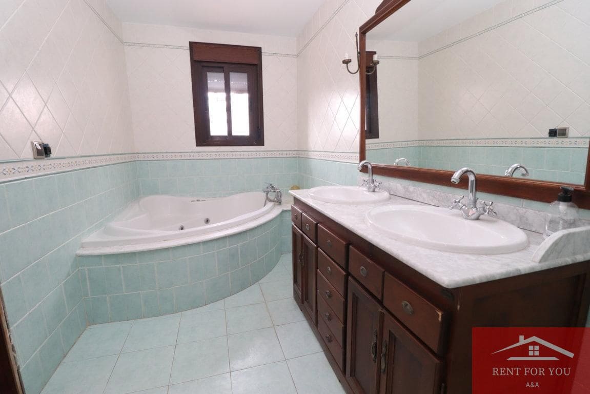 4 bedroom Villa for rent in Coin - € 1,100 (Ref: 10050464)