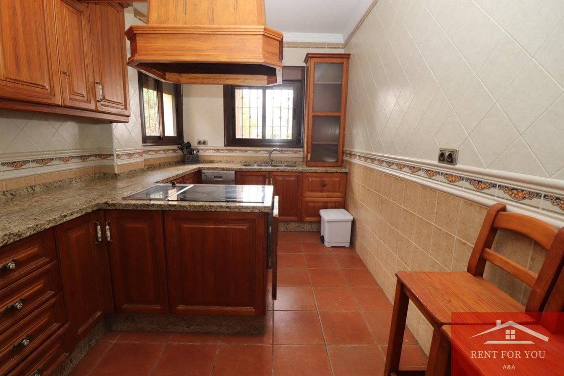 4 bedroom Villa for rent in Coin - € 1,100 (Ref: 10050464)