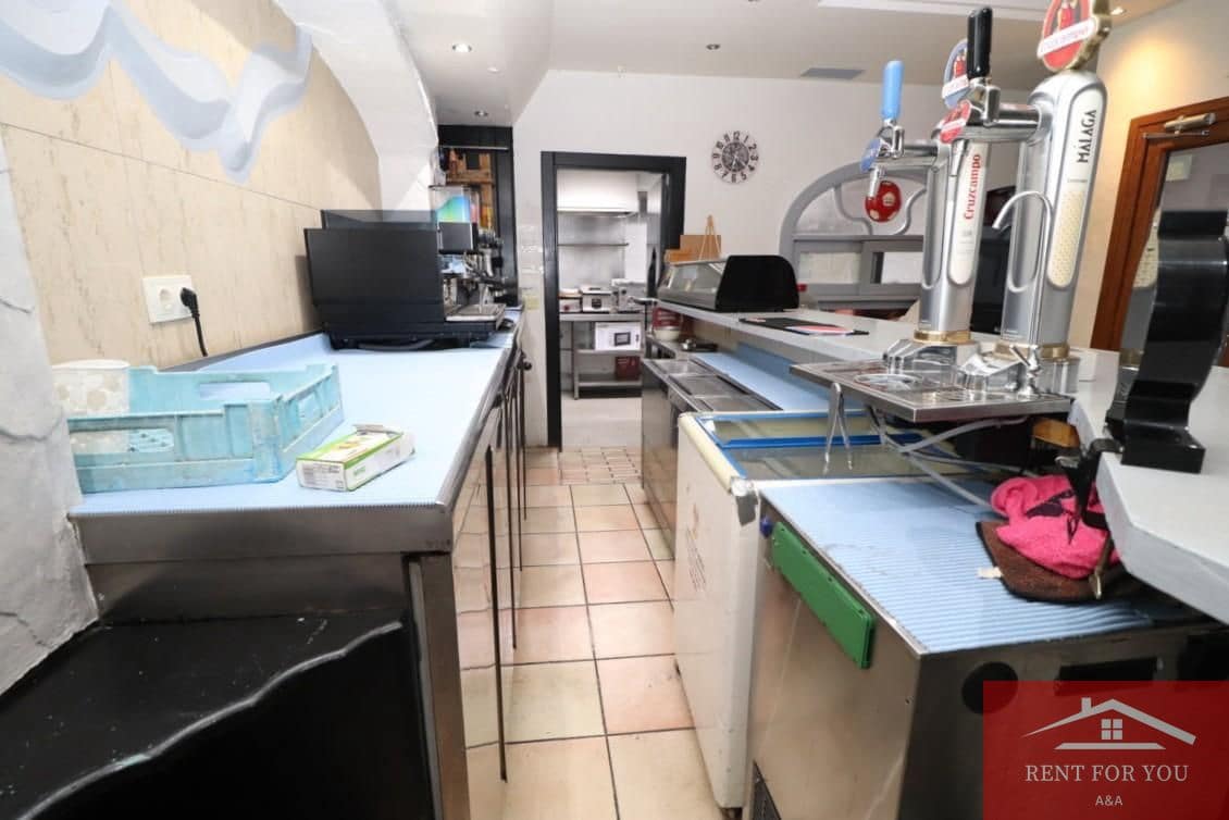 Entreprise de 3 chambres à louer à Coin - 900 € (Ref: 10145415)