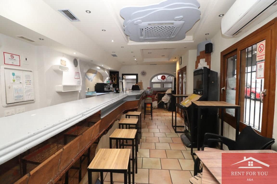 Entreprise de 3 chambres à louer à Coin - 900 € (Ref: 10145415)