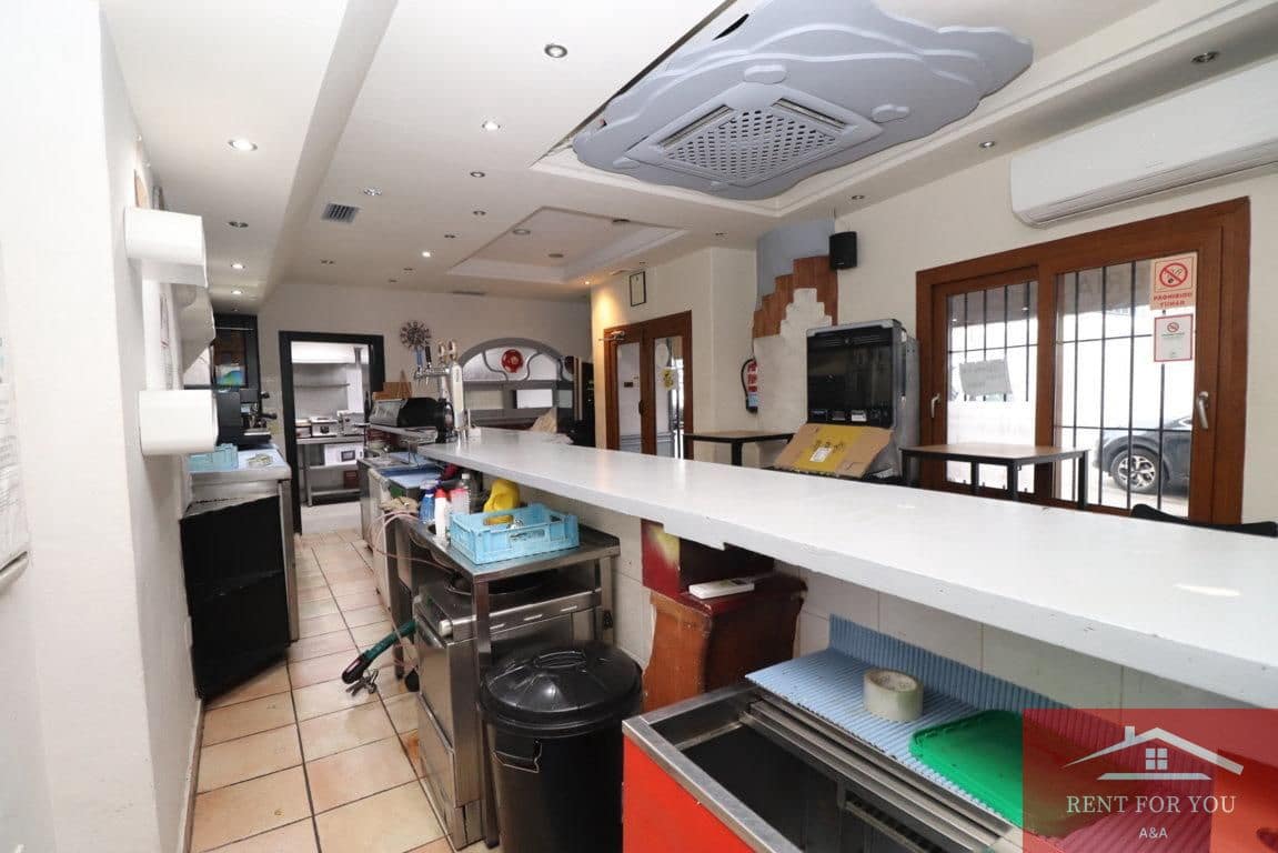 Entreprise de 3 chambres à louer à Coin - 900 € (Ref: 10145415)