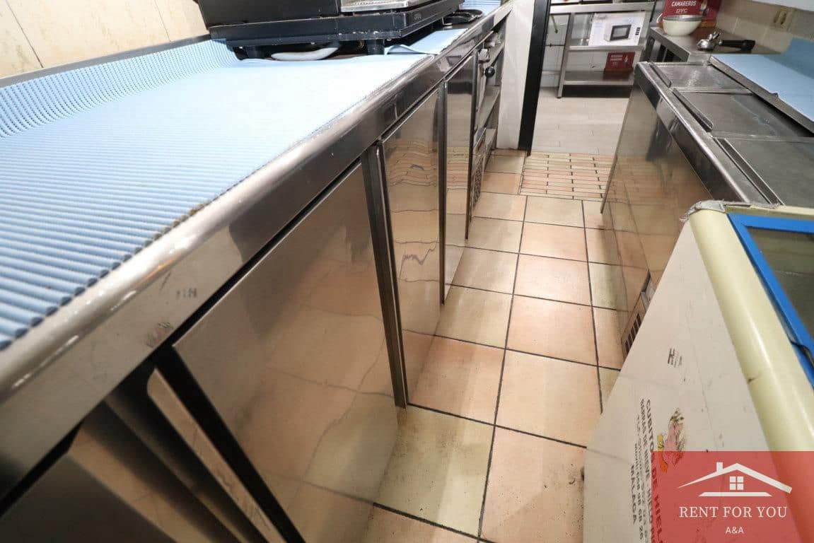 Entreprise de 3 chambres à louer à Coin - 900 € (Ref: 10145415)